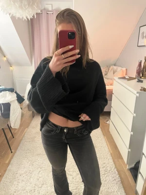 Mörk gråa jeans- Gina Tricot - Ett par mycket snygga mörk gråa bootcut jeans med detaljer såsom vita sömmar & 2 knappar💞Köpta ifrån Gina Tricot Young i str 164, stretchiga jeans med en skön passform & sitter perfekt i längden på mig som är 164 (se bild 2)✨ Dessa säljs pågrund att de inte kommer till användning utan ligger bara i garderoben, jag skulle säga att de inprincip är oanvända (max 5 ggr)