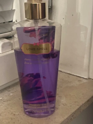 Love Spell body mist 250ml Victoria's Secret - Fräsch body mist med körsbärsblom och persika. Perfekt för dig som vill ha en lätt och ungdomlig doft. Volym: 250 ml.