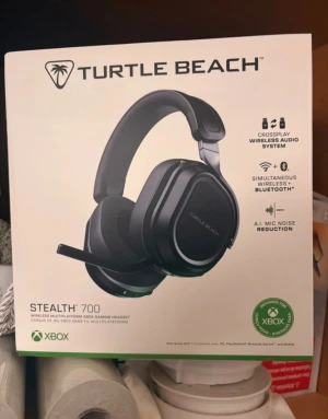 Turtle Beach Stealth 700 - Turtle Beach Stealth 700 är ett trådlöst gamingheadset designat för Xbox, med Crossplay Wireless Audio System, Bluetooth, och A.I. Mic Noise Reduction. Bekväma kuddar, flip-to-mute-mikrofon och lång batteritid. Produkten är ny i förpackning utan synligt slitage.