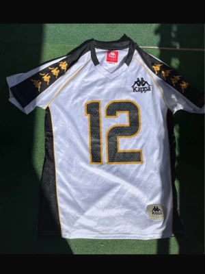 Jersey KAPPA - Jersey från kappa i sportmaterial skönt plagg för gymmet eller sommaren osv, lite på större sidan så jag skulle mer säga medium