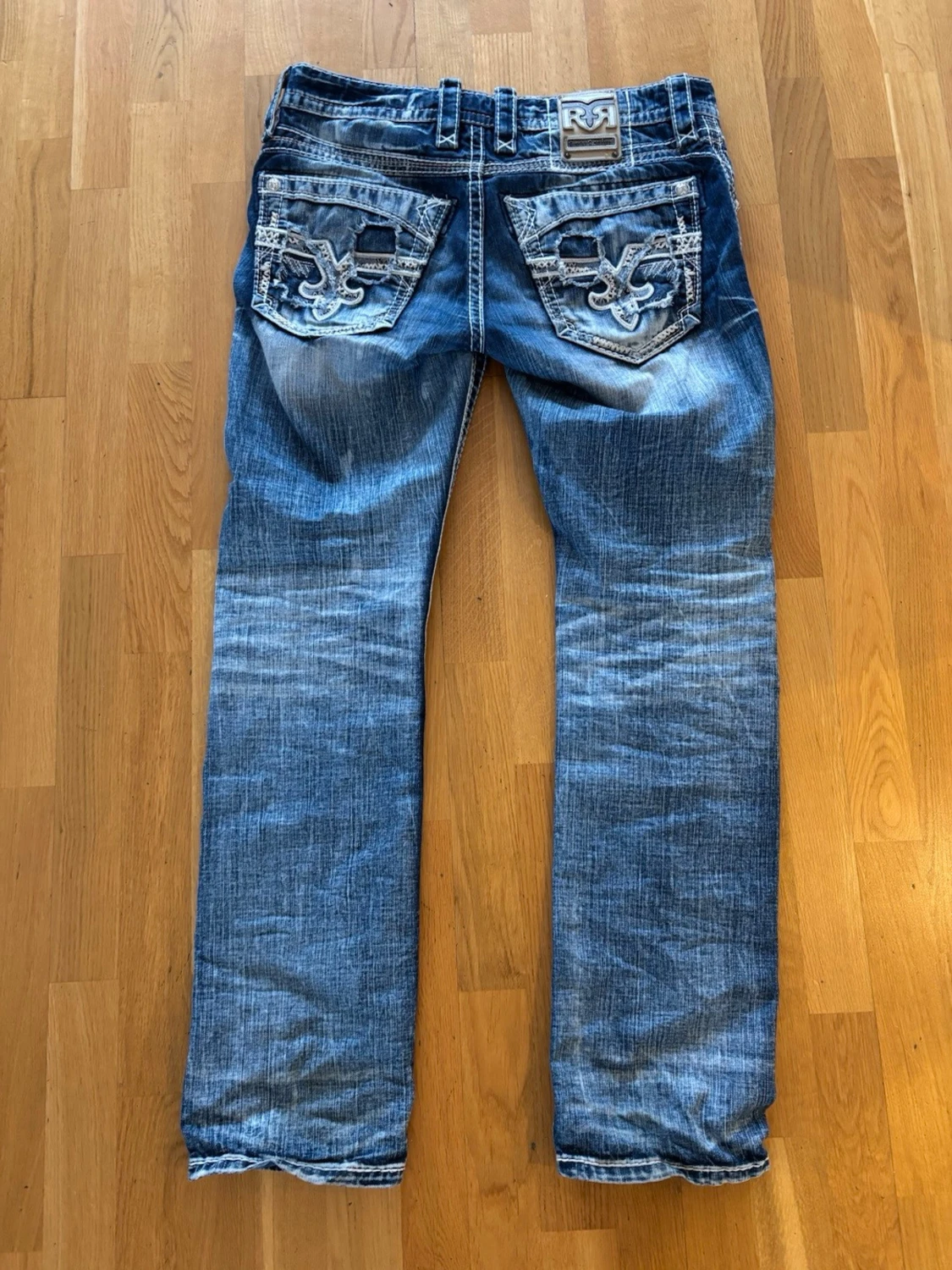 Rock Revival blå jeans med broderade fickor