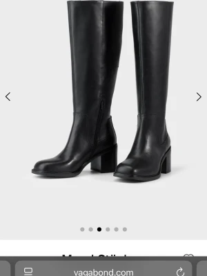 Svarta stövlar med blockklack från Vagabond - Säljer detta superfina paret stövlar från vagabond då de inte passade! Perfekta att ha både till kjol och under byxor! Kan inte lämna tillbaka då de är använda en gång. Köptes för 2700kr 