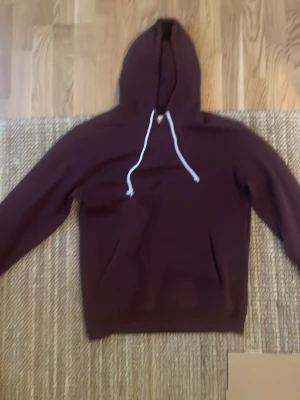 Pier one hoodie  - Jag säljer en stilren vinröd hoodie från Pier one. Den har inga defekter och är i nytt skick. Köptes på nätet och hör gärna av er vid funderingar.
