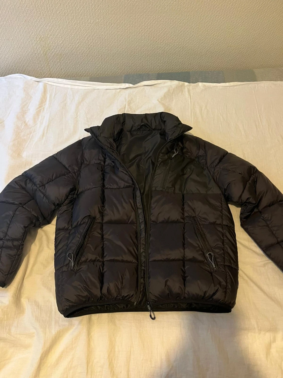 Svart pufferjacka med dragkedjor - 1