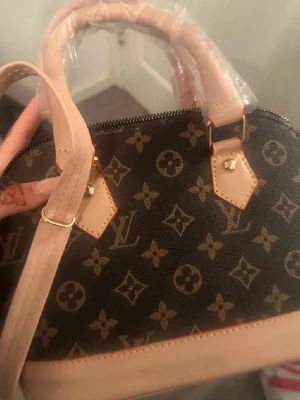 Handväska  - Aldrig använd helt ny. Kom priv för frågor.