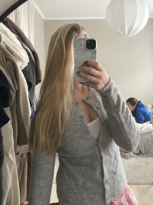 Grå kofta med knappar - Mysig grå kofta med långa ärmar och knäppning framtill😘Koftan är i ett stickat material och har en enkel, klassisk design som passar perfekt till lager-på-lager 💞 Snygg att slänga på över ett linne eller t-shirt.