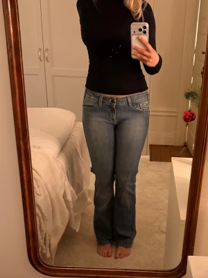 Lågmidjade bootcut jeans  - Jättesnygga lågmidjade bootcut jeans med coola fickor! Midja ca 40 rakt över, innerben ca 79cm🩷