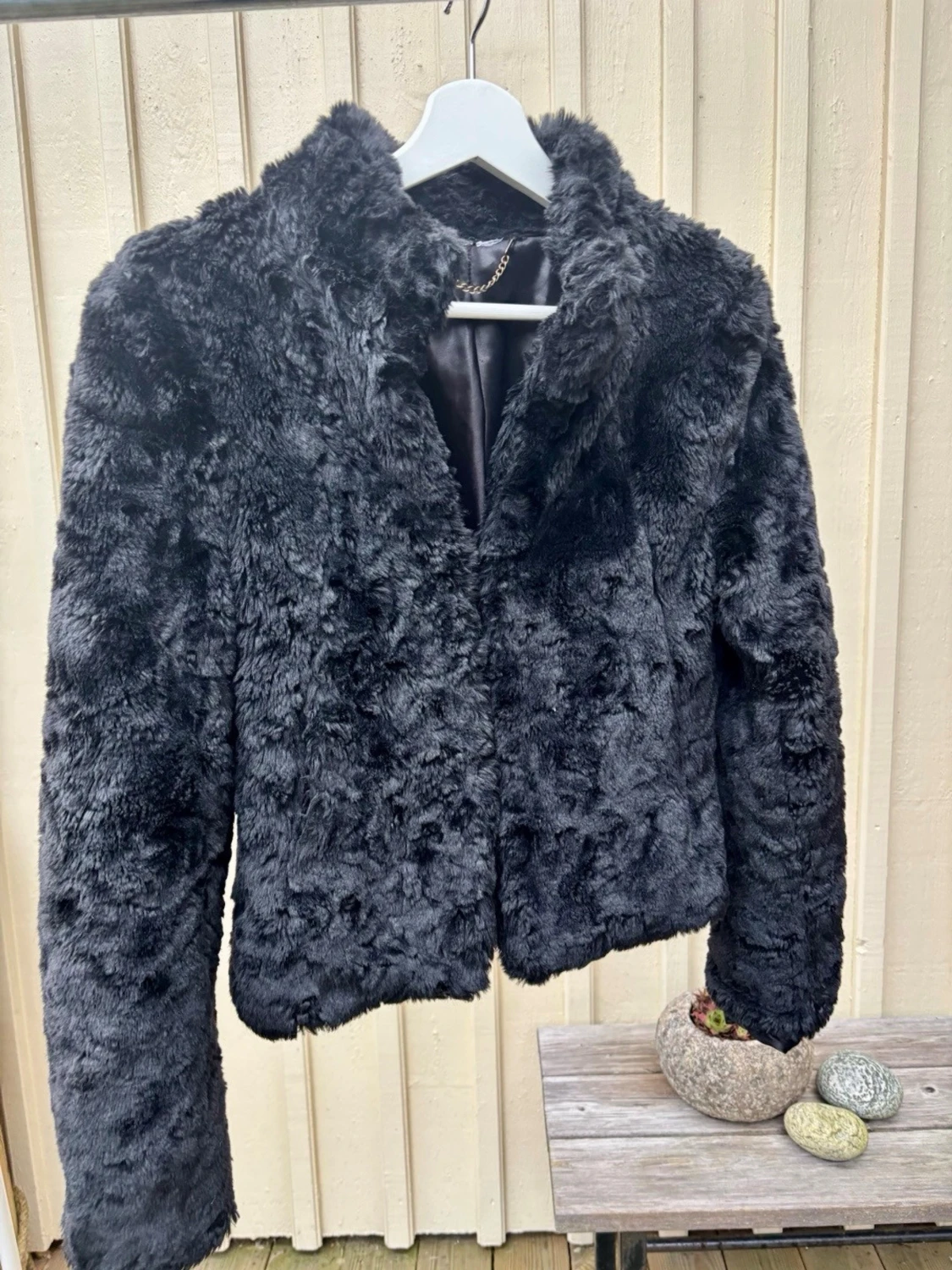 Svart pälsjacka med krage