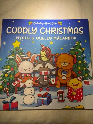 Cuddly Christmas: Mysig & Gullig Målarbok - En supermysig och gullig målarbok med julmotiv! Fylld med söta djur, julgranar och presenter, perfekt för dig som älskar att färglägga och vill komma i julstämning. Skapa din egen magiska vintervärld och låt fantasin flöda! Helt oanvänd 