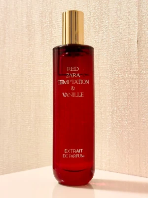 Zara Red Temptation Vanille Extrait de Parfum 50 ml - Zara Red Temptation Vanille Extrait de Parfum, 50 ml. Kommer i originalförpackningen. Givetvis förvarad mörkt och svalt. 