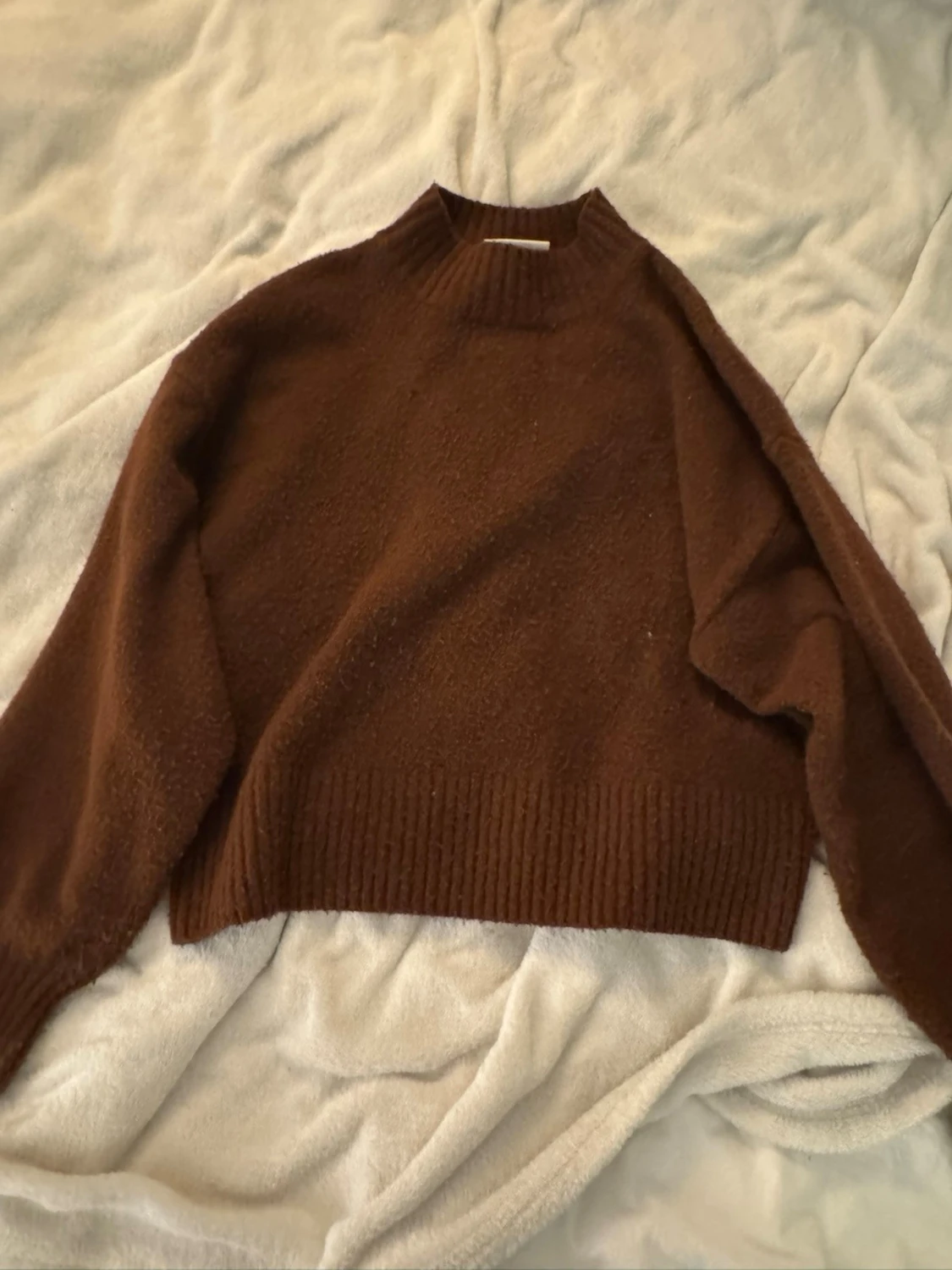 Brun stickad tröja med hög hals - 2