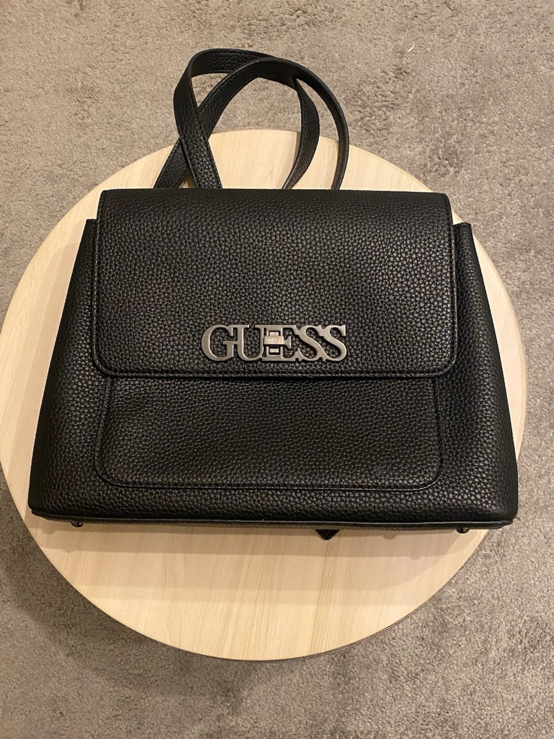 Svart ryggsäck från Guess i skinn