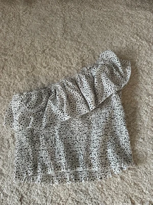 Prickig off shoulder top  - Prickig off shoulder top i storlek S.