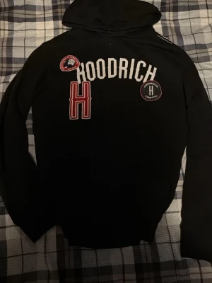 Hoodrich hoodie svart - Säljer min svarta hoodrich hoodie! Använder den aldrig, har inga fläckar och är inte trasig! 