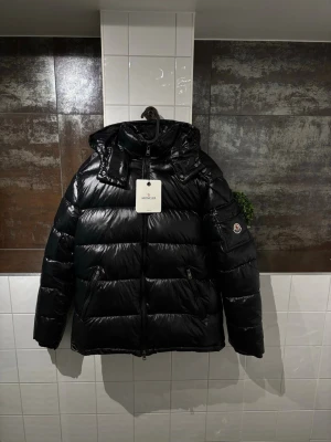 Moncler maya jacka - Ny moncler maya jacka använd en gång. Scan och NFC funkar. 