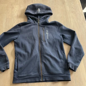 Mörkblå Sail racing tröja - Väl använd men är i bra skick 