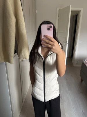 Vit/biege Zara väst  - En vit/biege Zara väst, knappt använd, mycket bra skick 