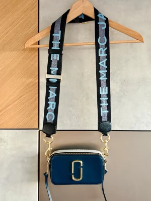 Marc Jacob’s väska 💙 - sjukt snygg Marc Jacobs väska, helt oanvänd och säljs på grund av att den inte kommer till användning🥰kostade 4899kr nyköpt!  Skriv gärna om ni har fler frågor!❤️