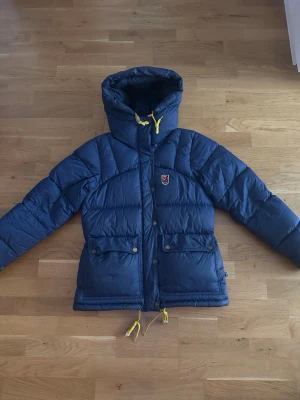 Fjällräven jacka  - Säljer min marin blåa fjällräven jacka i xs i mycket bra skick. Säljer pågrund av att den har vlivit för liten. 