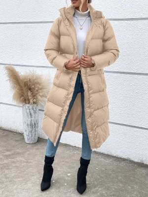 Beige lång pufferjacka med huva - Säljer en beige pufferjacka med huva och bälte i midjan. Jackan är lång, har quiltad design och dragkedja framtill. Perfekt för kalla dagar och har en snygg oversized look. Materialet är polyester och jackan har långa ärmar.