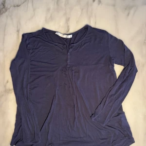 Henley topp - Säljer en sjukt snygg marinblå henley topp från Lager 157. Påminner om 00-talet och går inte att köpa längre. Storlek barn 160 men passar xxs/xs, kanske s. Pris går att diskuteras och säljer därför att den inte har kommit till användning