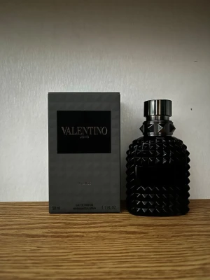 Valentino Uomo Intense  - Valentino Uomo Intense 5ml sample. Det ör en maskulin parfym med framträdande noter av Iris, Läder, Vanilj, Tonkaböna, Mandarin och Salvia. Parfymen är känd för sin utmärkta hållbarhet på 8+ timmar och en stark sillage, vilket gör den idealisk att bäras på Nattid under Höst och Vinter. SentAndStyle ger dig priserna: [3ml, 48 kr], [5ml, 80 kr] och [10ml, 160 kr]. 