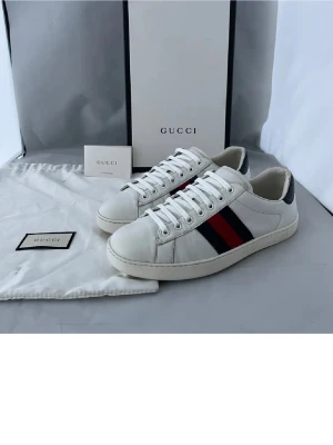 Gucci Skor - Säljer nu dessa feta Gucci skor i uk 7 som passar 41, i og ingår både dustbag och även Gucci papper men ej box som är för bildens skull endast, skriv för fler bilder/frågor🙌🏼