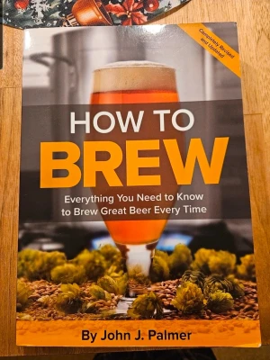How to Brew: Everything You Need to Know to Brew Great Beer Every Time - Upptäck hembryggningens värld med denna uppdaterade guide! Perfekt för både nybörjare och erfarna bryggare, boken ger tydliga instruktioner, recept och tips för att brygga riktigt god öl hemma. Lär dig om ingredienser, utrustning och tekniker – allt för att ta din bryggning till nästa nivå.