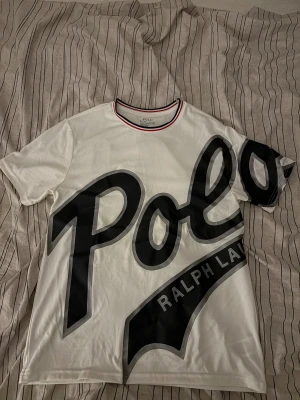 Vit Polo Ralph Lauren t-shirt med tryck - Tjenare!, säljer nu min unika Ralph Lauren t-shirt då den inte kommer till användning, köpt för längesen och säljs inte längre.