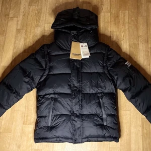 Burberry jacka svart - Burberry jacka svart i ny skick, kan bli till väst också, pm vid frågor eller för detaljerbilder.