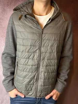 Massimo dutti cardigan - Mycket fint skick | Size XL (modellen är 188 cm 75 kg) | fraktar spårbart inom 24 timmar | för att köpa klicka ”köp nu” | vid frågor eller funderingar skriv en meddelande | följare får bättre rabatter🙌