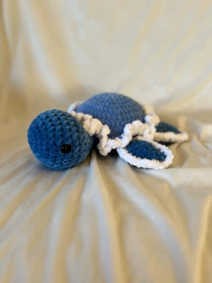 Stor virkad sköldpadda  - Sköldpaddan är ca 10 cm hög och 23 cm lång 💙Sköldpaddan har Säkerhetsögon som inte rekommenderas för barn under tre år! 