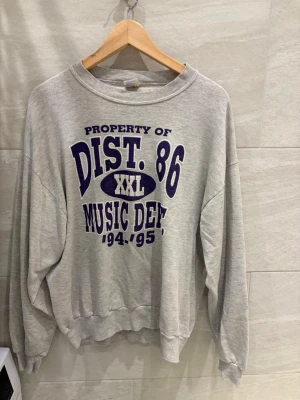 Vintage Collage tröja - Säljer en Vintage Collage tröja i använt men fint skick!  Storlek Large men sitter som en Medium.  Tveka inte över att höra av dig om du har frågor.  