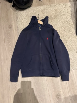 Ralph lauren zip hoodie - Säljer min ralph lauren zip hoodie då den börja bli lite liten men annars är den skit bra skick.hör av er vid funderingar 
