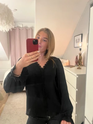 Svart blus från Vila - En jättefin svart blus köpt från Vila, jag säljer denna då den inte längre kommer till användning💘✨🙌🏻