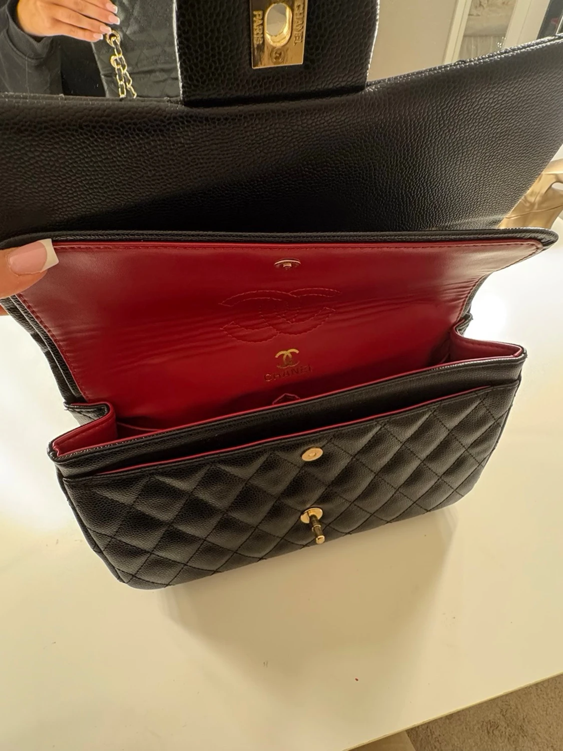 Svart väska med gulddeteljer  - 5