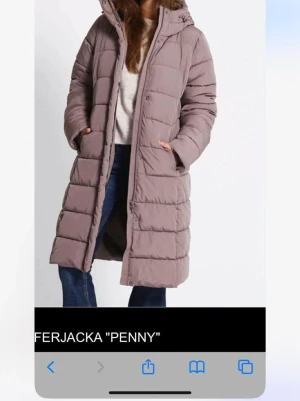 Lång beige pufferjacka med huva - Säljer en lång, beige pufferjacka med huva och dragkedja framtill. Jackan har en quiltad design och två fickor på sidorna. Perfekt för kalla dagar och riktigt mysig att bära. Passar dig som gillar en avslappnad och varm stil.afrån Lager 157