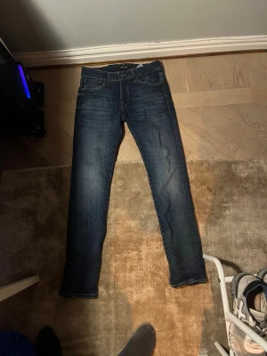 Jack & Jones Slim Glenn jeans blå - Säljer ett par mörkblå Slim Glenn jeans från Jack & Jones i storlek 29/32. Jeansen har slim passform och snygga tvättningar. 