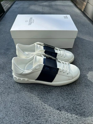 Valentino open navy - Ett par riktigt feta valentinos i storlek 44, allt på bilderna fås med, skickar samma dag!