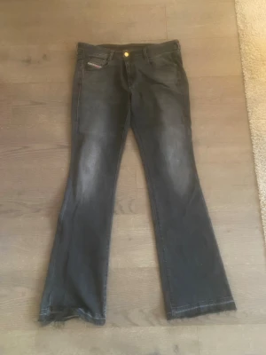 Disel Jeans - Säljer dessa super snygga flared jeans ifrån Disel, de är ca storlek L/XL. Har dubbelknapp och är W32, super bra skick❤️ Kommer inte kunna ta bild me de på då de är för stora för mig❣️