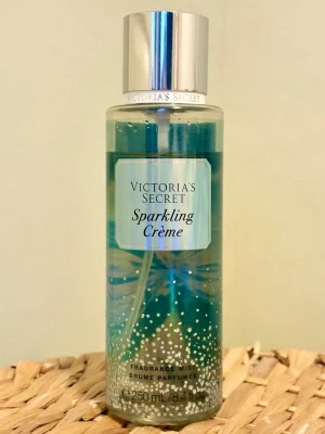 Victoria's Secret Sparkling Crème bodymist 250 ml - Victoria's Secret Sparkling Crème bodymist, 250 ml. Kvarvarande mängd syns tydligt på bild nummer 3. Givetvis förvarad mörkt och svalt.