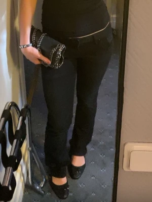 Svarta bootcut jeans från LTB Valerie - Säljer ett par svarta jeans från LTB, modell Valerie. De har bootcut-snitt med klassisk femficksdesign och dragkedja fram. Jeansen är i ett stretchigt bomullsmaterial som sitter snyggt och bekvämt. Perfekta om du gillar en stilren look med lite utsvängda ben.