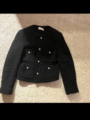 Stickad Kavaj - Stickad kavaj i svart från Mango. Storlek Small.