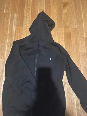 Svart polo kofta  - Helt ny svart polo kofta 