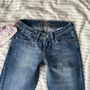 Vintage lågmidjade bootcut jeans  - Nya med lappar jättefina unika jeans, strl XS // midja 34cm tvärsöver, innerbenslängd 85cm💗