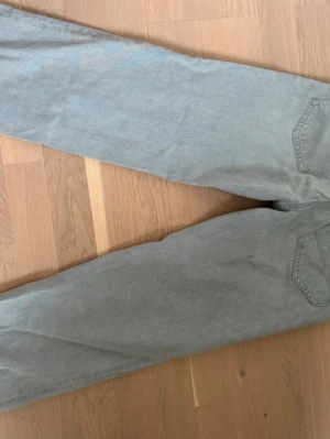  jeans straight fit - Säljer ett par grå  jeans med klassisk rak passform . Jeansen. Jeansen är midwaist , . Materialet är slitstarkt denim i bomull och färgen är en ljusgrå ton som passar till allt. Använt fåtal gånger