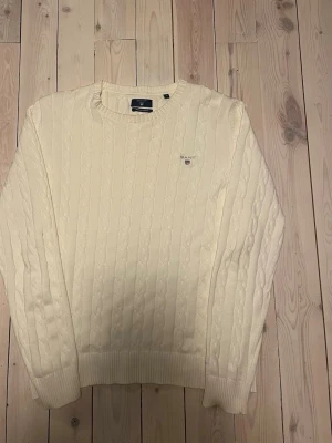 Gant Sticksd Tröja - En mycket fin stickad tröja med inga defekter. Plagget har använts då och då men skulle nog säga är i mycket fint skick.  Priset kan diskuteras!
