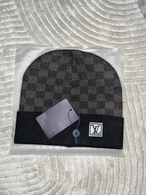 Svart L mössa - Svart Zara L mössa