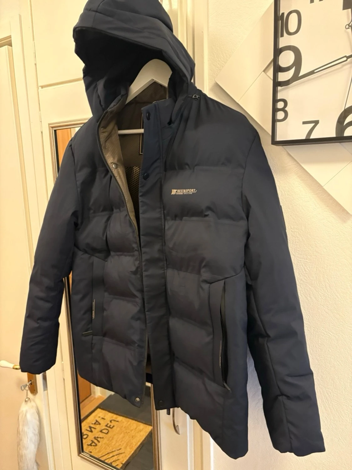 Mörkblå pufferjacka med huva