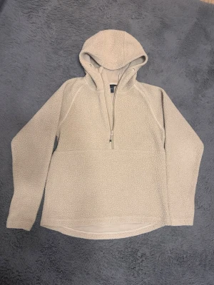 Fleece hoodie! - Beige fleece hoodie från everest. Har inte använt den så mycket dock har den blivit lite nopprig inuti av tvättningen. Perfekt om man tränar utomhus när det är kallt eller ute och vandrar. 